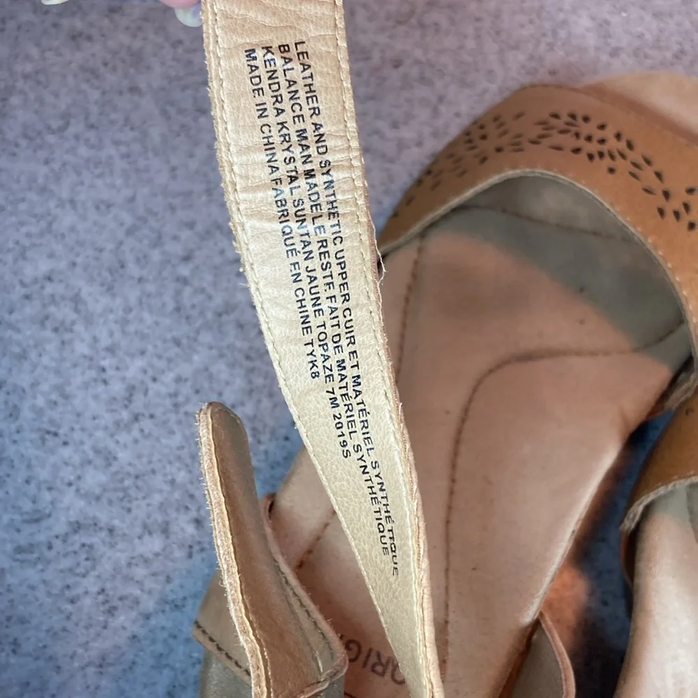 Earth Origins size 7 cork bed wedges. Neutral buff color hook and‎ loop closure